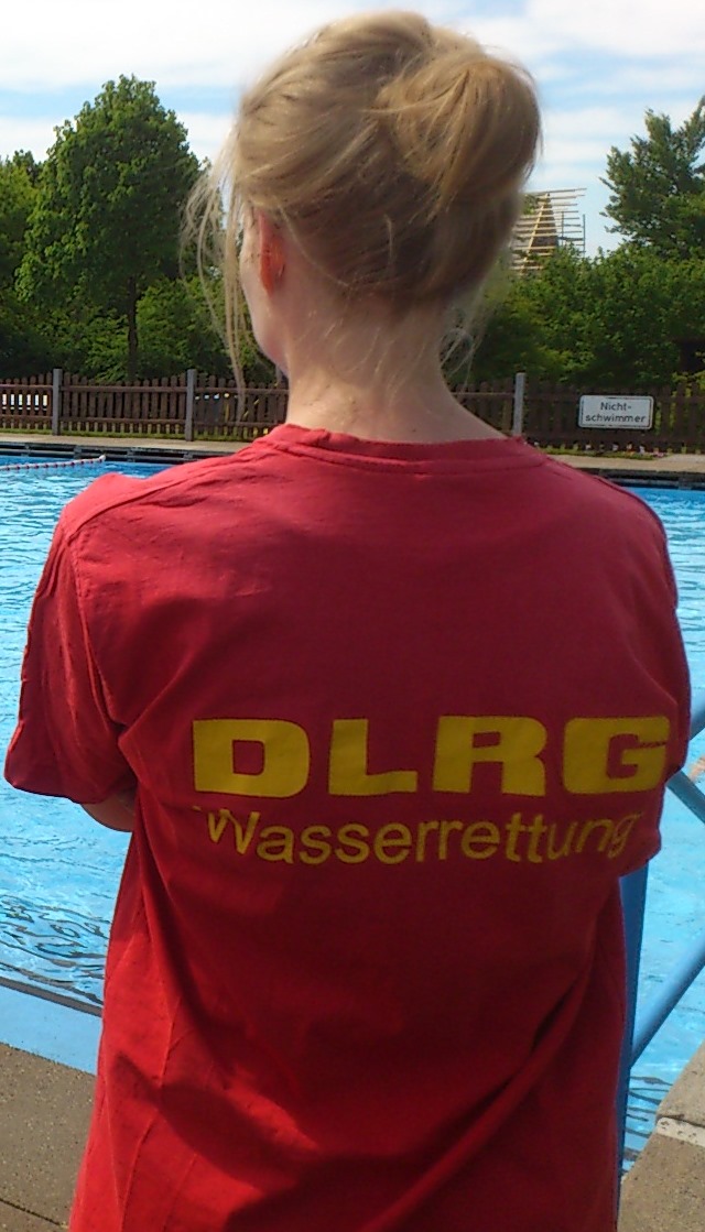 Rettungsschwimmerin im Freibad in Nübbel blickt über das Schwimmbecken 